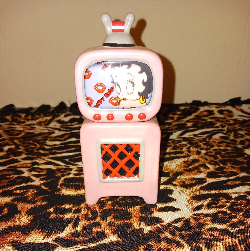 Vintage Betty Boop TV and stand salt and pepper shakers